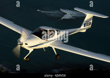 Un Diamond DA20-C1 Eclipse survolant la Saint Croix, USA USVI littoral Banque D'Images
