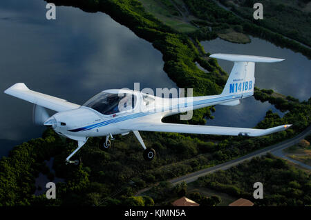 Un Diamond DA20-C1 Eclipse voler au-dessus de lacs et d'arbres Banque D'Images