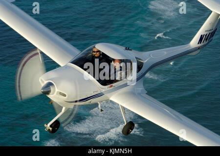 Un Diamond DA20-C1 Eclipse voler au-dessus de la mer Banque D'Images