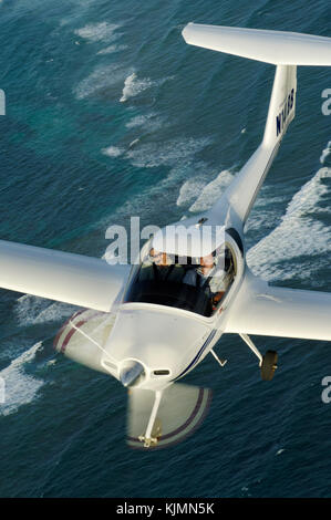 Un Diamond DA20-C1 Eclipse voler au-dessus de la mer Banque D'Images