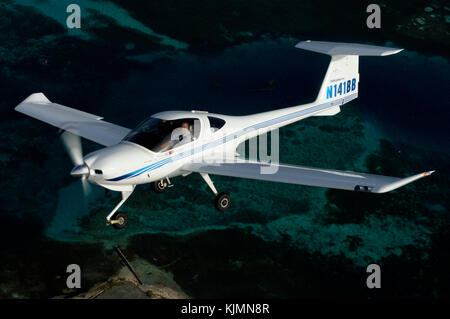 Un Diamond DA20-C1 Eclipse survolant la Saint Croix, USA USVI littoral Banque D'Images