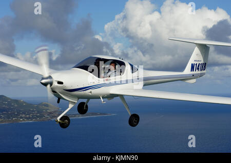 Un Diamond DA20-C1 Eclipse survolant la Saint Croix, USA USVI littoral Banque D'Images