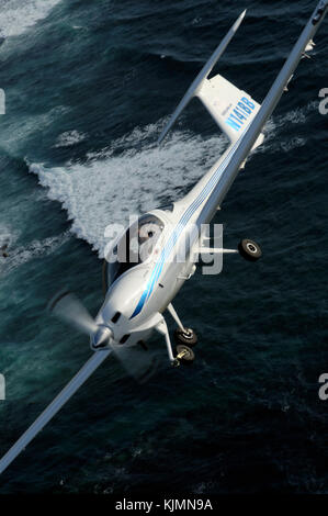 Un Diamond DA20-C1 Eclipse voler au-dessus de la mer Banque D'Images