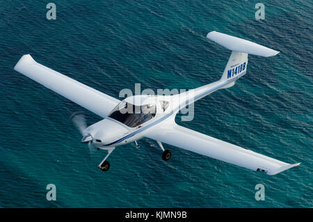Un Diamond DA20-C1 Eclipse voler au-dessus de la mer Banque D'Images