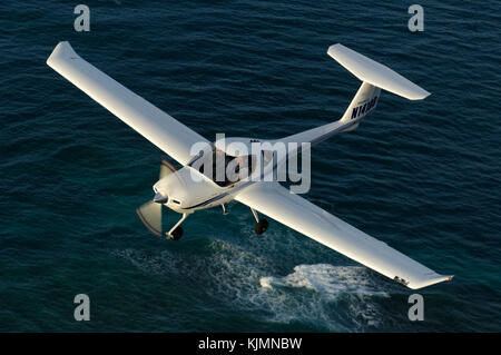 Un Diamond DA20-C1 Eclipse voler au-dessus de la mer Banque D'Images