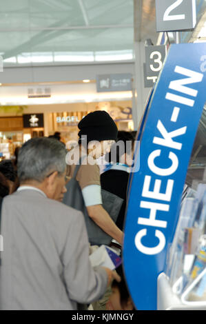 Les passagers à l'aide de e-ticket, e-check-in les machines dans l'aérogare principale Banque D'Images