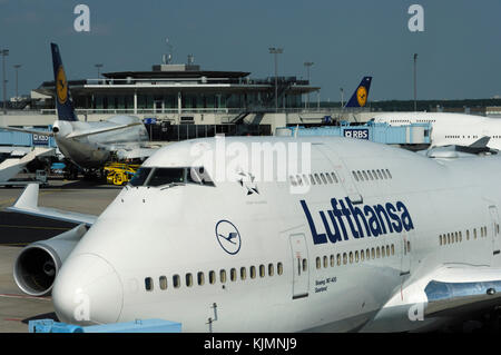 Boeing 747-400 Lufthansa s garé au terminal avec le logo de Star Alliance Banque D'Images