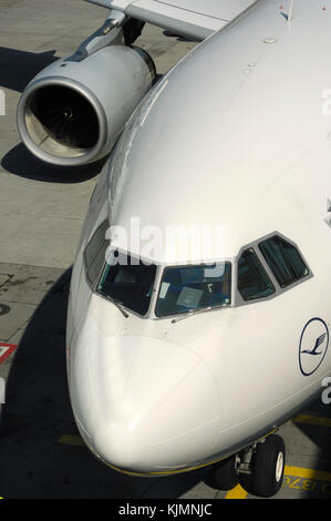 Rolls-Royce Trent 772B-60 et d'admission du moteur sur le pare-brise Lufthansa Airbus A330-300 Banque D'Images