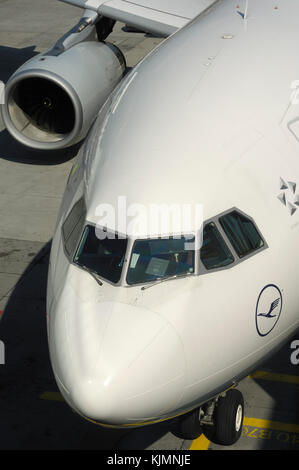 Rolls-Royce Trent 772B-60 et d'admission du moteur sur le pare-brise Lufthansa Airbus A330-300 Banque D'Images