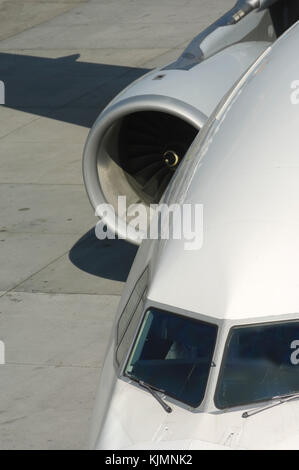 Rolls-Royce Trent 772B-60 l'admission du moteur et le pare-brise de la Lufthansa Airbus A330-300 Banque D'Images