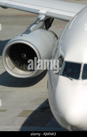 Rolls-Royce Trent 772B-60 l'admission du moteur et le pare-brise de la Lufthansa Airbus A330-300 Banque D'Images