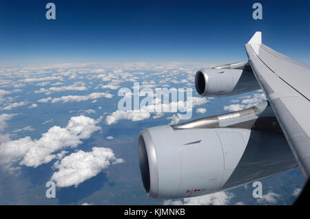 CFM56-5C2 capots moteurs de l'Airbus A340-300 de la Lufthansa voler au-dessus des nuages à numéro du vol LH737 NGO-FRA Banque D'Images