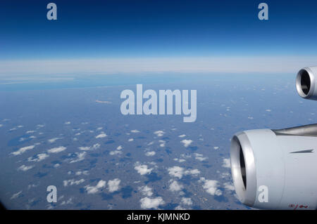 CFM56-5C2 capots moteurs de l'Airbus A340-300 de la Lufthansa en survolant la Sibérie, la Russie le numéro du vol LH737 NGO-FRA Banque D'Images