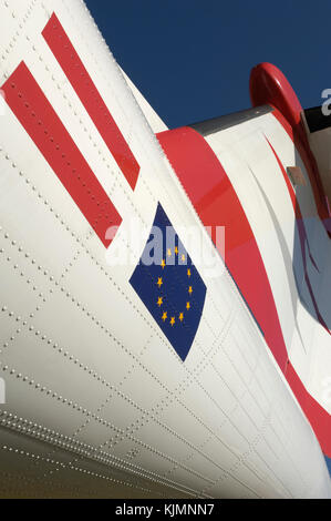 Tail-fin de l'Austrian Arrows Bombardier DHC-8 Dash 8-400 Q400 stationné dans l'affichage à l'électricité statique au Farnborough International Airshow 2006 Banque D'Images