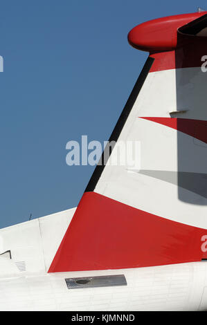 Tail-fin de l'Austrian Arrows Bombardier DHC-8 Dash 8-400 Q400 au Farnborough International Airshow 2006 Banque D'Images