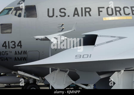 US Navy USN Boeing X-45N N-UCAS pleine échelle maquette parqué dans l'affichage à l'électricité statique à la Farnborough International Airshow 2006 Banque D'Images