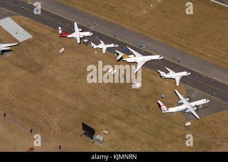 Bombardier Global Express XRS, DHC-8 Q400, Challenger 604, Learjet 45 et ATR 42-500 Air Madagascar parqué dans l'affichage à l'électricité statique à la 2006 Farnborou Banque D'Images