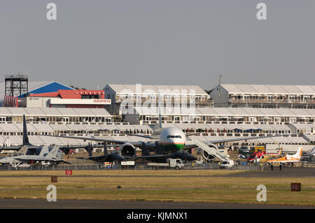 EVA Air Boeing 777-300ER, USAF Lockheed Martin C-130J-30 Hercules, deux Boeing F-15E Strike Eagles, DHRUV et HJT-36 stationnés dans l'affichage à l'électricité statique avec Banque D'Images