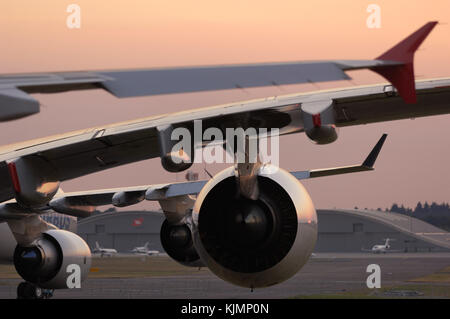 L'échappement du moteur Rolls-Royce Trent 900 et voile-carénages latéraux de l'Airbus A380-800 avec le winglet du Kingfisher Airlines A320-200 et winglet et tre Banque D'Images