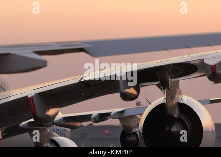 L'échappement du moteur Rolls-Royce Trent 900 et voile-carénages latéraux de l'Airbus A380-800 avec le winglet du Kingfisher Airlines A320-200 et winglet et tre Banque D'Images