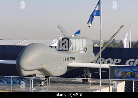 Northrop Grumman RQ-4 Global Hawk stationné dans l'affichage à l'électricité statique au Farnborough International Airshow 2006 Banque D'Images