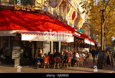Le café parisien traditionnel le Castel est situé près de la tour Eiffel à Paris, en France. Banque D'Images