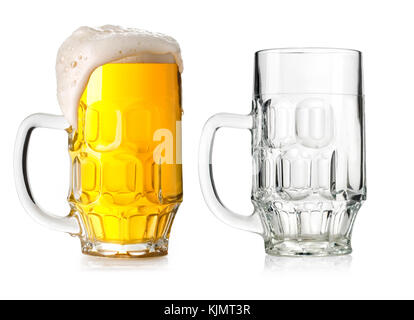 Deux chopes de bière à l'aide de mousse et vide isolé sur fond blanc Banque D'Images