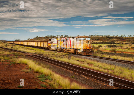 Train de minerai de fer de Rio Tinto dans le Pilbara. Banque D'Images