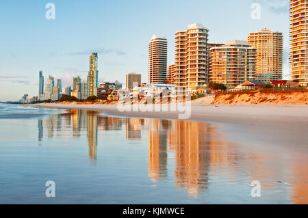 Soleil du matin sur Surfers Paradise. Banque D'Images