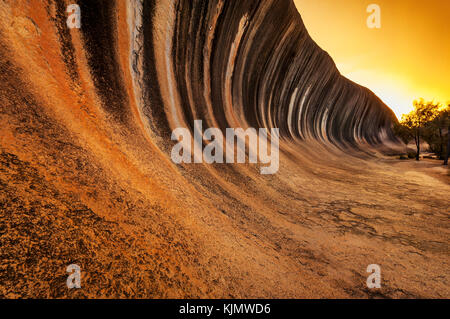 Célèbre Wave Rock dans une incandescence du soir. Banque D'Images