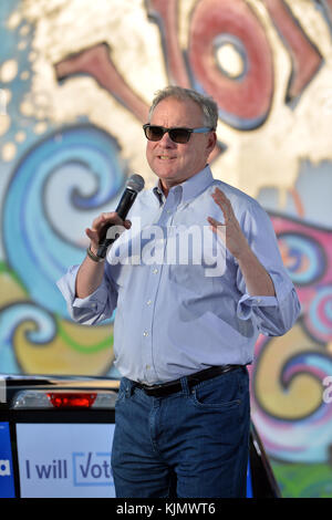 MIAMI, FL - 15 OCTOBRE : célébration du bureau organisateur de Liberty City ouverture avec le sénateur Tim Kaine et Pusha T dans le parking du centre d'éducation entrepreneuriale Carrie P. Meek, au campus nord du Miami Dade College, le 15 octobre 2016 à Miami, en Floride. Personnes: Tim Kaine Banque D'Images