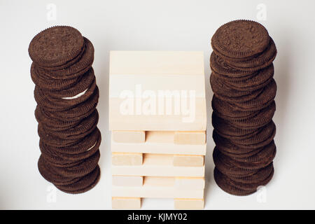 Close up blocks jeu bois isolé sur fond blanc cookies au chocolat lait servi empilés Banque D'Images