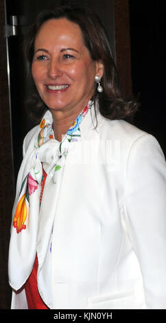 NEW YORK, NY - 11 JANVIER : Segolene Royal avec le Secrétaire général Ban Ki-moon au Siège de l'Organisation des Nations Unies. Le Secrétaire général a accueilli le Ministre français de l'écologie, du développement durable et de l'énergie Segolene Royal au Siège de l'Organisation des Nations Unies à New York le 11 janvier 2016 à New York. Personnes: Segolene Royal Banque D'Images