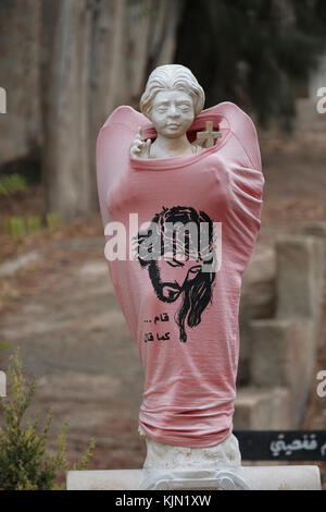 Une silhouette sculptée enveloppée d'un T-shirt portant le figure de Jésus-Christ sur une tête de pierre dans le roman Cimetière franciscain catholique sur le mont Sion Jérusalem Israël Banque D'Images