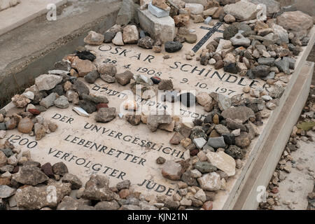 L'inscription sur la tombe d'Oskar Schindler en hébreu et en allemand se lit comme suit : « Oskar Schindler EST UN homme juste parmi les gentils. L’inoubliable saveur de la vie de 1200 Juifs persécutés » situé dans le cimetière franciscain catholique romain sur le mont Sion Jérusalem Israël Banque D'Images