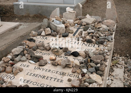 L'inscription sur la tombe d'Oskar Schindler en hébreu et en allemand se lit comme suit : « Oskar Schindler EST UN homme juste parmi les gentils. L’inoubliable saveur de la vie de 1200 Juifs persécutés » situé dans le cimetière franciscain catholique romain sur le mont Sion Jérusalem Israël Banque D'Images