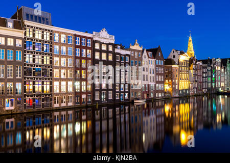 Canaux et tradition maison à Amsterdam dans la nuit. Amsterdam est la capitale et ville la plus peuplée des Pays-Bas. Banque D'Images