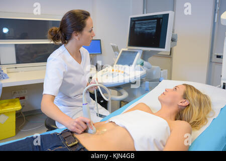 Médecin de faire une échographie pour une femme enceinte Banque D'Images