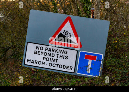 Panneau routier à un angle , warniing d'une colline escarpée vers le bas, une impasse, et des interdictions de stationnement entre mars et octobre, Devon UK 2017 Banque D'Images