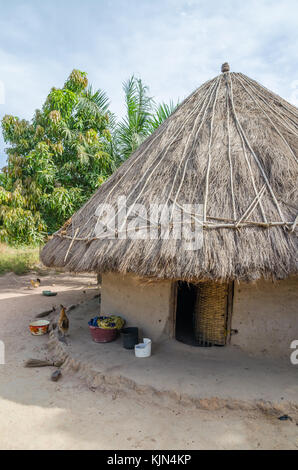 Belle chaume traditionnel rondes en boue et d'argile hut dans village rural de Guinée Bissau, Afrique de l'Ouest Banque D'Images