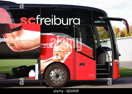 Mainz, Allemagne - 25 octobre 2017 : les armoiries du club de football SC Freiburg sur le bus de l'équipe lors d'un match de la ligue régionale le 25 octobre 2 Banque D'Images