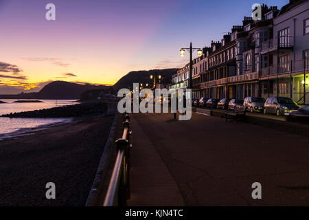 Coucher du soleil le long du front de mer Esplanade de Sidmouth, Devon. Banque D'Images