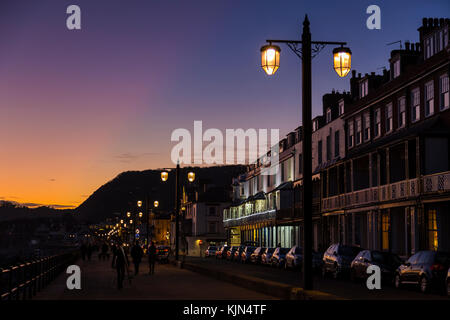 Coucher du soleil le long du front de mer Esplanade de Sidmouth, Devon. Banque D'Images