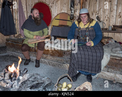 Des employés du parc en costume Viking, L'Anse aux Meadows National Historic Site, L'Anse aux Meadows, l'autoroute 430, la Viking Trail, Terre-Neuve, Canada. Banque D'Images