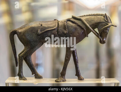 Badajoz, Espagne - 29 janvier 2011 : figurine de cheval du sanctuaire de Tartessian-Palais de Cancho Roano, Zalamea de la Serena.Musée archéologique de Badajoz Banque D'Images