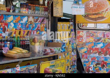 Aliments colorés chariot d'alimentation de rue dans la capitale, centre urbain, restauration rapide Banque D'Images