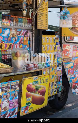 Aliments colorés chariot d'alimentation de rue dans la capitale, centre urbain, restauration rapide Banque D'Images