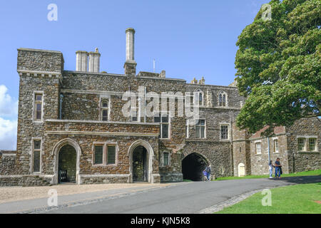 Le château de Douvres, Dover, Kent, UK - 17 août 2017 : le château de Douvres et de périmètre porte. l'été tourné avec les touristes. Banque D'Images