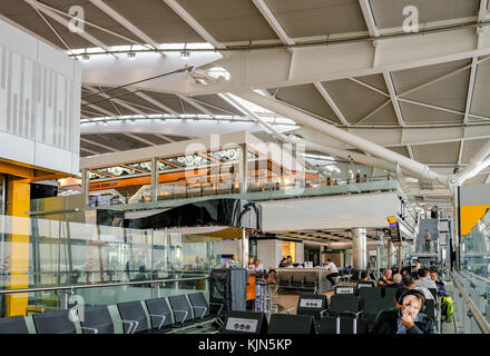 Heathrow, terminal 5, Londres, Royaume Uni - 25 septembre 2017 : coin salon avec des gens dans le terminal 5. indique les gens assis en attente de vols. Banque D'Images