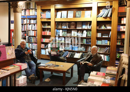 BUENOS AIRES, ARGENTINE - NOVEMBRE 2017 - personnes non identifiées à la section de lecture Lecture de l'Ateneo Bibliothèque dans Biuenos Aires Banque D'Images
